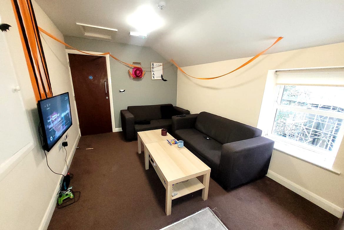 Spacious 5-bedroom student flat in Lancaster city centre, with large kitchen and comfortable living area.