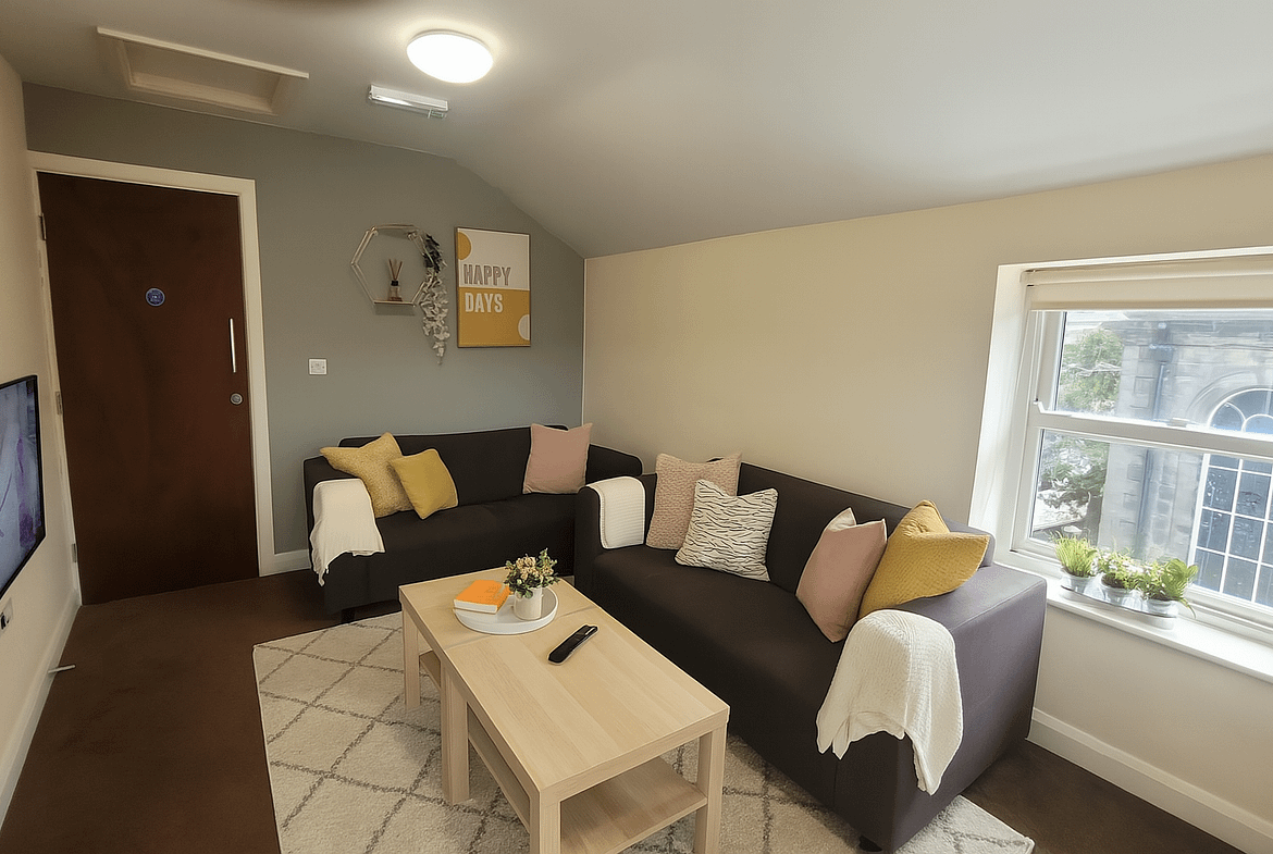 Open plan 5 bed student house Lancaster with parking city centre