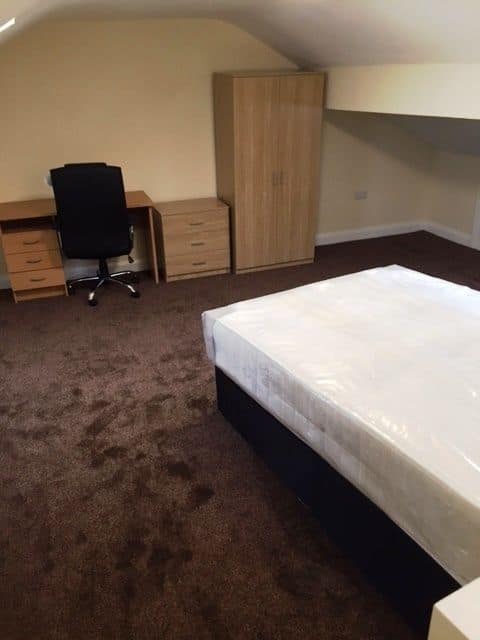 Large Spacious bedroom student yellow door lets lancaster