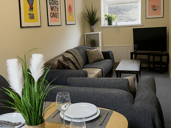 Modern en-suite bedroom in LU Homes approved Lancaster UK accommodation